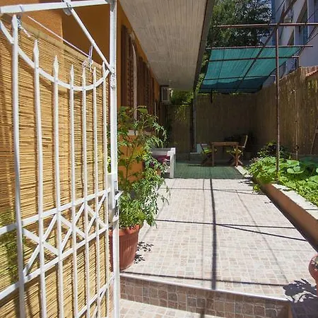 Apartment Rose Garden
