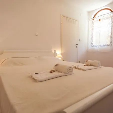Rose Garden Apartment *
